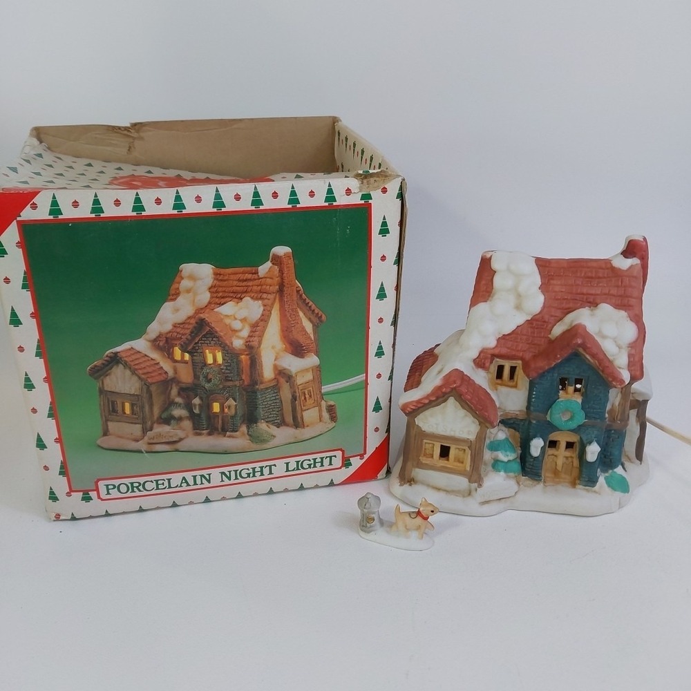 Vintage Christmas Village Lighted House "Toy Shop" With Light Cord Dog‎ 1989